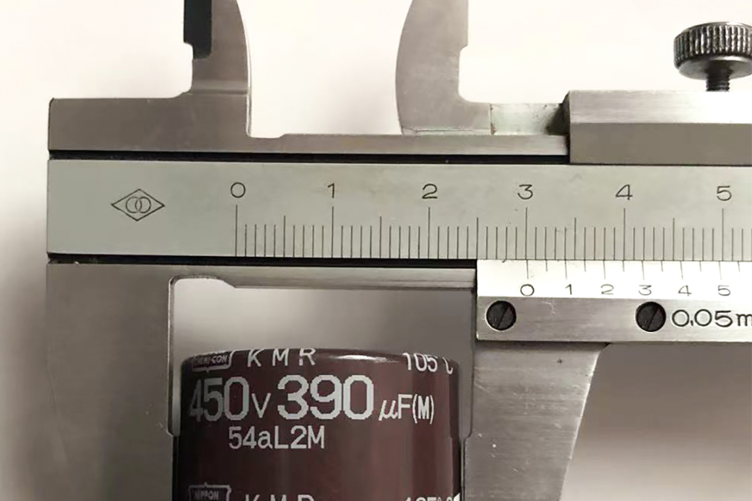 图为日化450V390μF电解电容,直径为30mm。其在一款550W的服务器电源中应用,若在未使用PFC的宽压输入电源使用时,只能支持200W的输出功率。