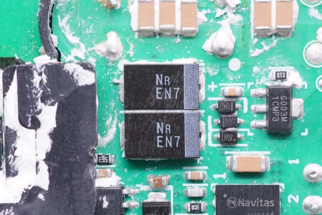 图为联想YOGA CC130 双口氮化镓充电器中使用的VISHAY T50系列聚合物钽电容,支持125℃宽温,25V33μF两颗并联。