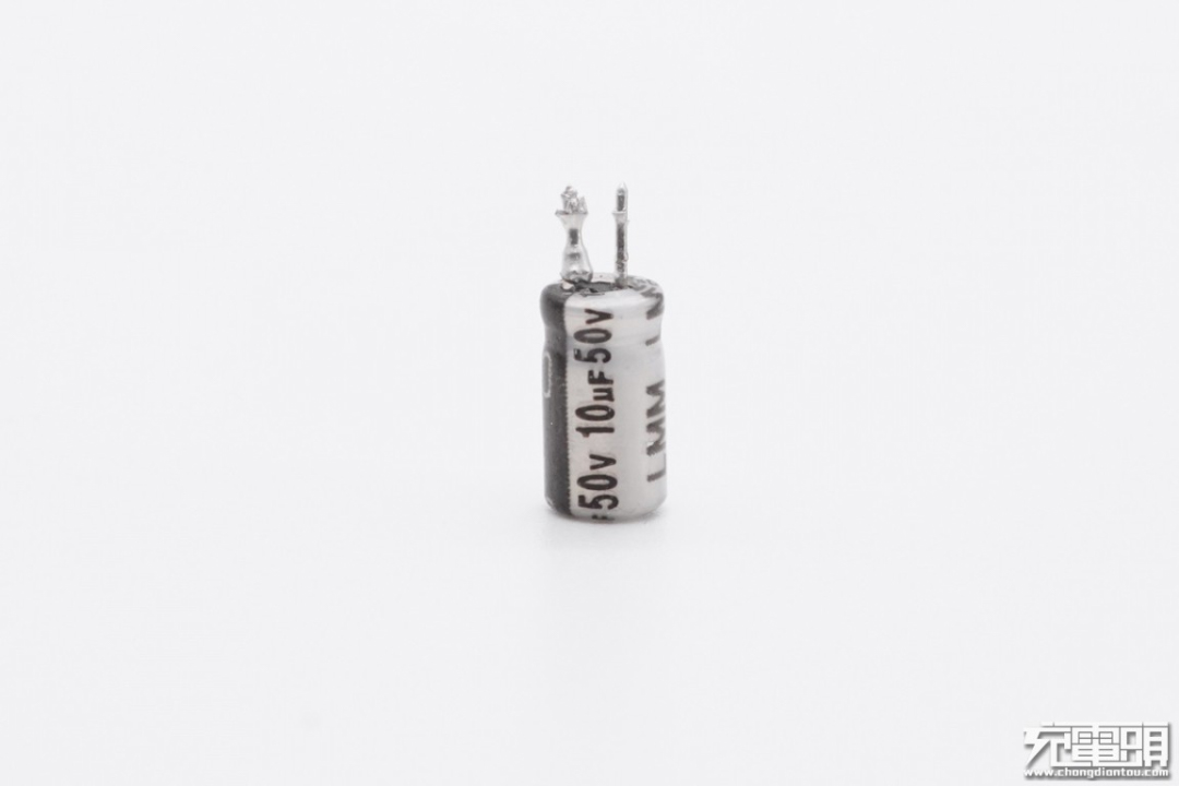 图为永铭LMM系列105℃长寿命电解电容,具有8000小时寿命,可在主控芯片供电滤波中应用。
